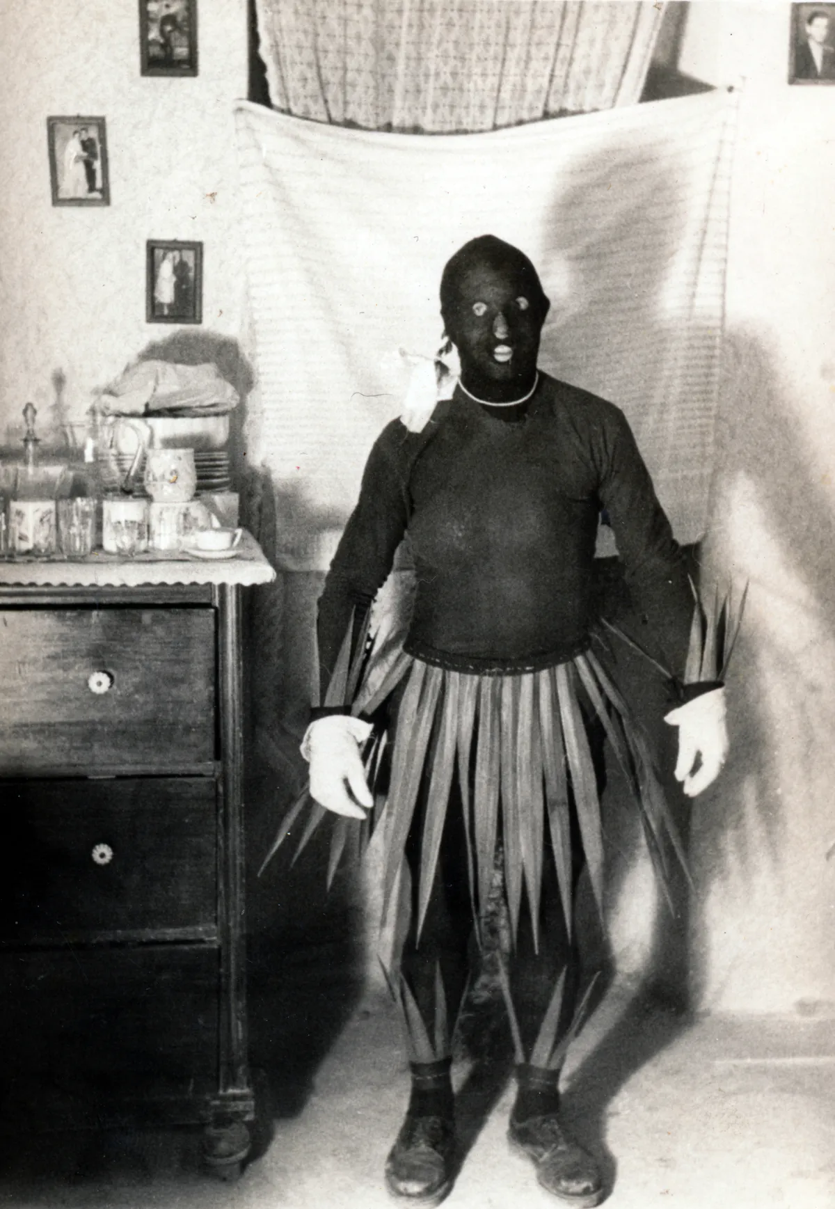 Farsang 1935-ben. Vajon mire gondolt a jelmezkészítő?