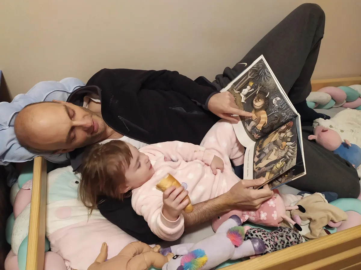 Zoli szeretett mesét olvasni a kislányának