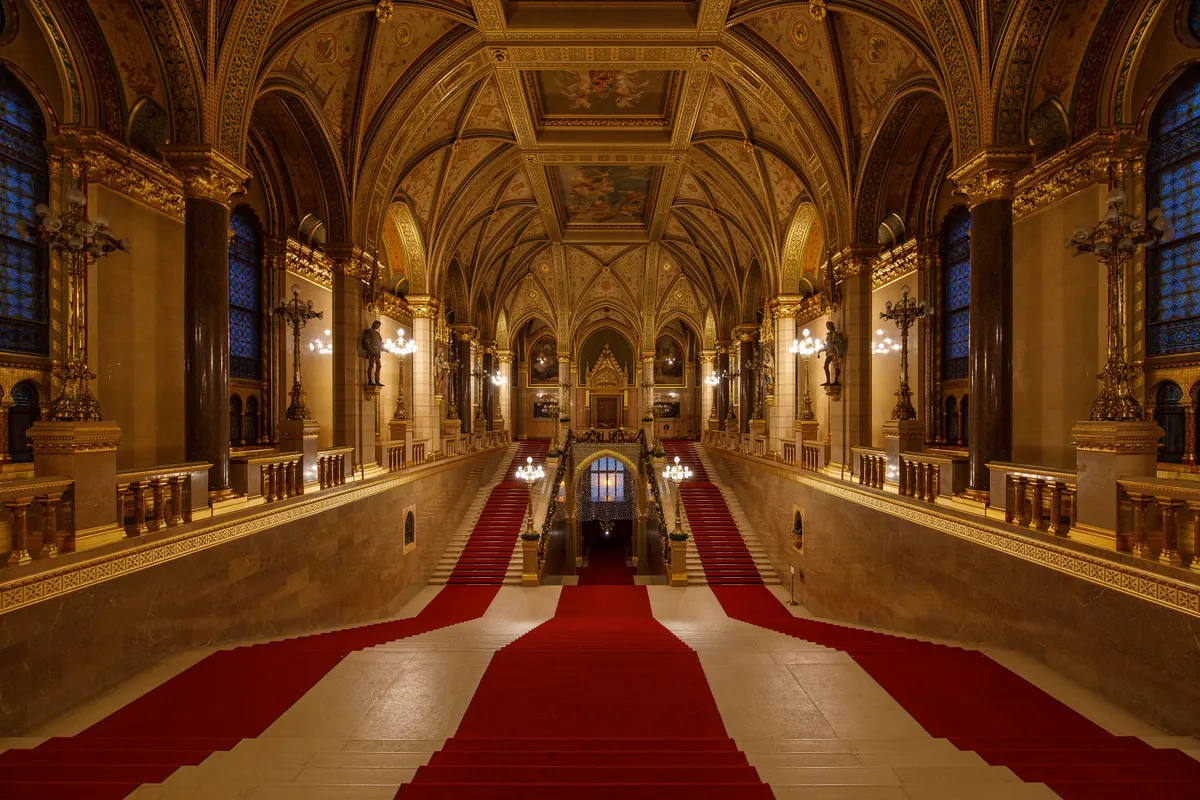 A budapesti Parlament főlépcsőháza.