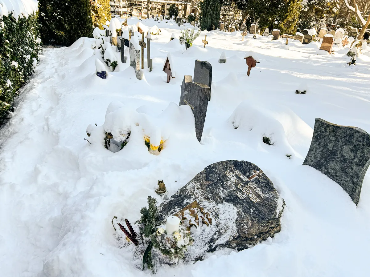 Mécs Károly sírja.