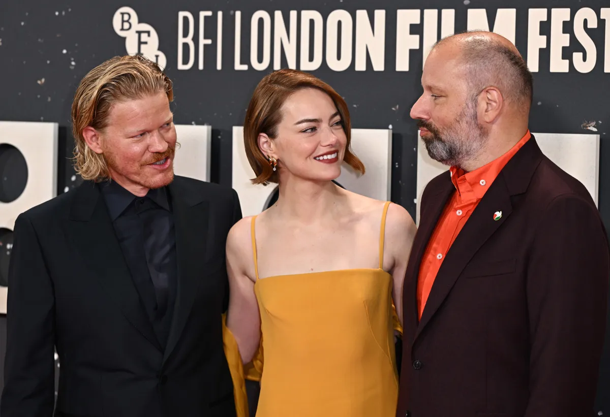 Jesse Plemons, Emma Stone és Yorgos Lanthimos a Bugonia premierjén.