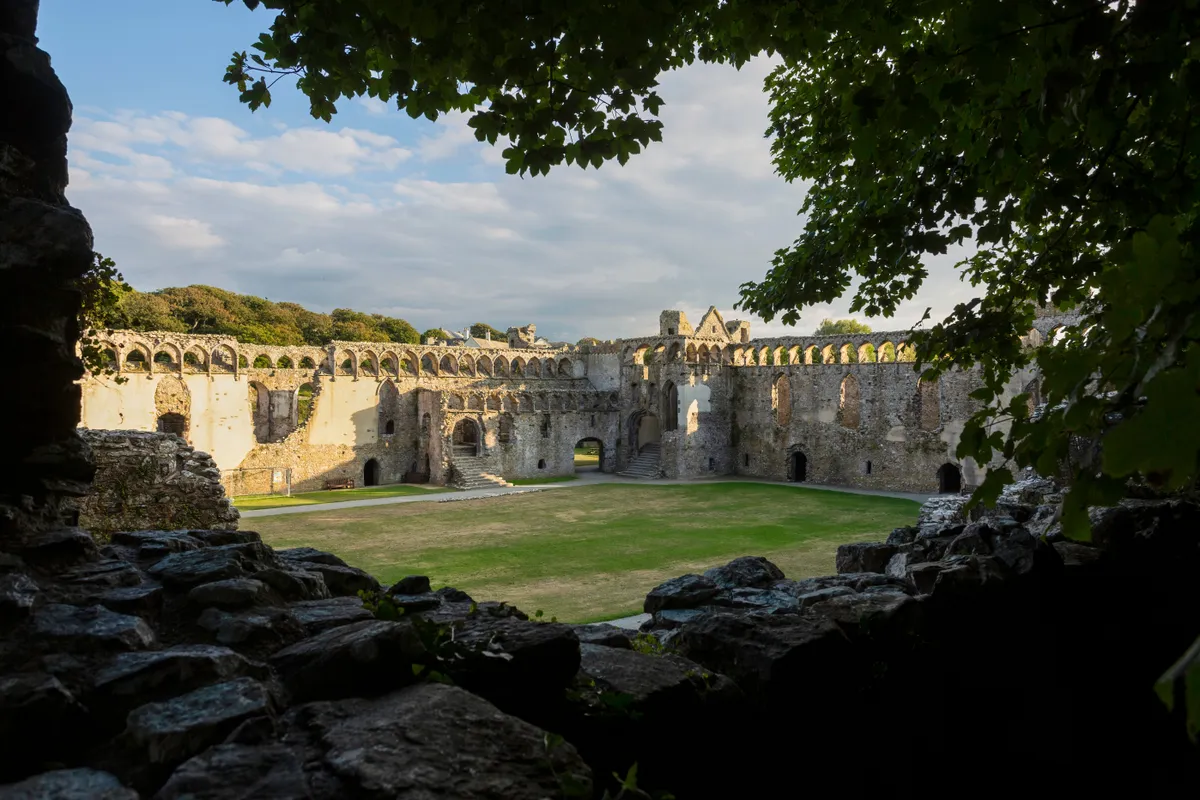 A Szent Dávid katedrális mellett az egykori püspöki palota romjai.