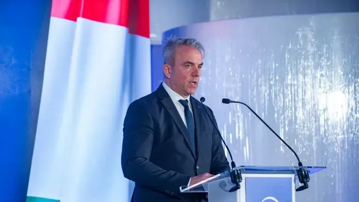 Gigaberuházás Dunaföldváron: Robotok és új munkahelyek a magyar papírkirálynál!