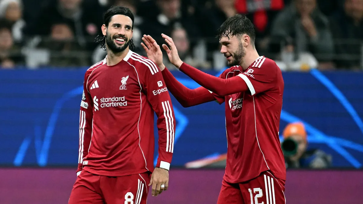 Bradley (jobbra) szezonbeli harmadik sérülése  után Szoboszlai Dominik újra a jobbhátvéd posztra kényszerülhet