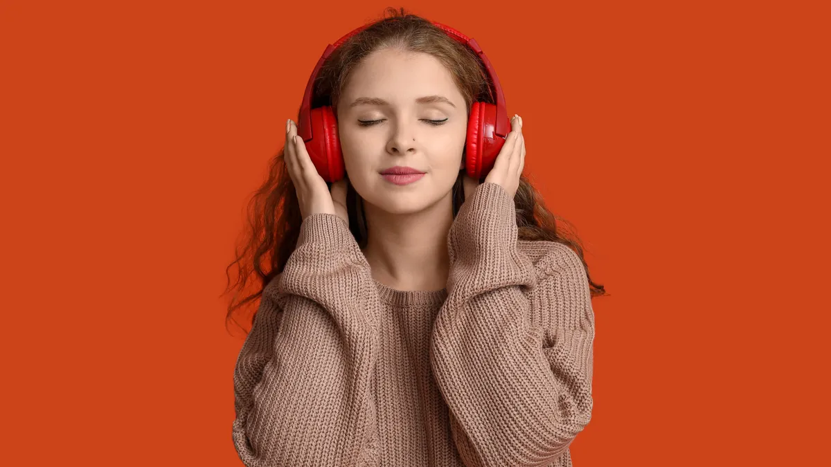 Hogyan spóroljunk a digitális előfizetések árán: fiatal lány zenét hallgat