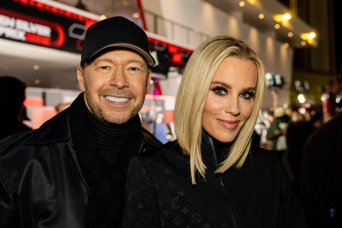 Jenny McCarthy férje horkolása miatt fülhallgatóval alszik és párnákból falat épít maga köré