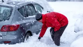 Mit tegyünk, ha az autónk elakad a hóban? Praktikus tanácsok, ha bajba kerülsz