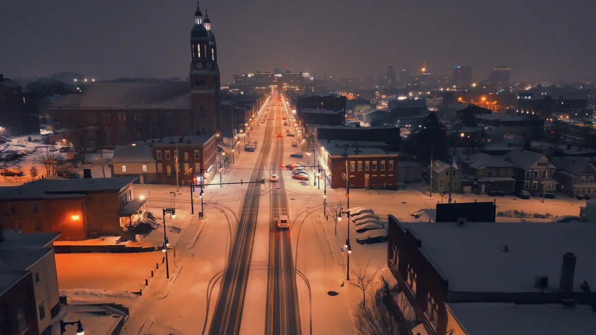 A New York állambeli Syracusa egyik utcája este, hó alatt.