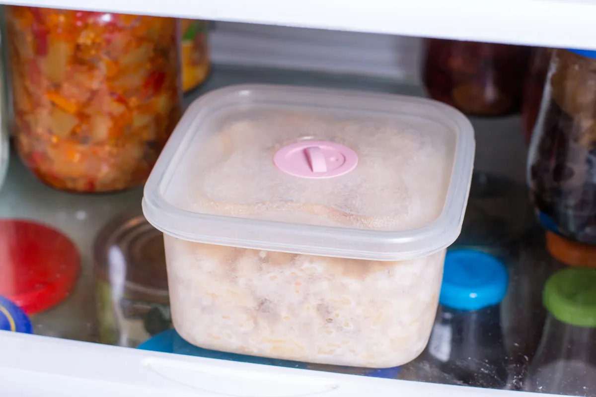 Főtt rizs tárolása a hűtőben.