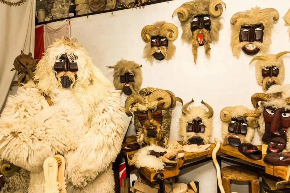 Busójárás a Hafner családnál: a képen a kézzel készült busómaszkok.