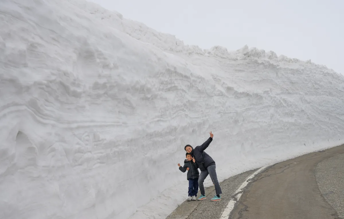 Hófal előtt fotózkodó anya a gyerekével