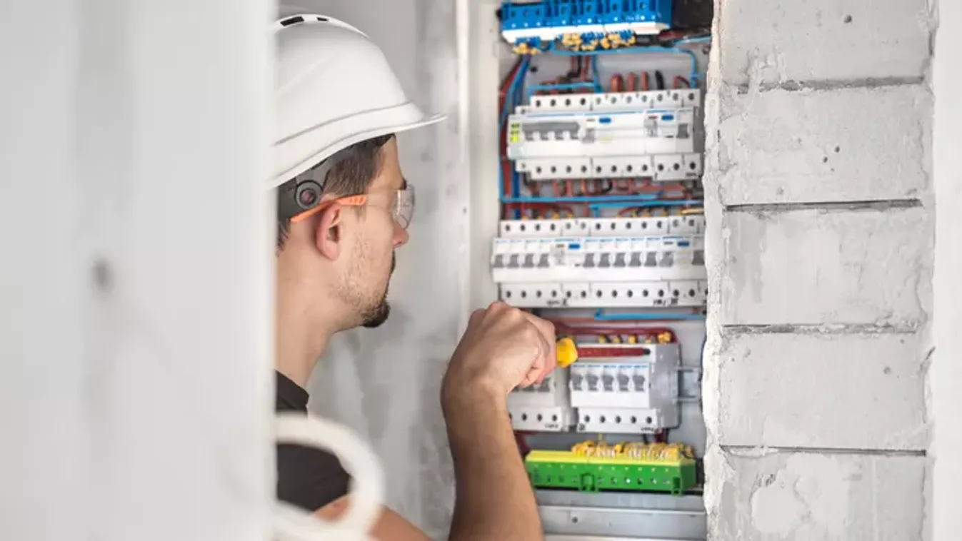 Csúnyán átverte a villanyszerelő a bátaszéki férfit, életveszélyes lett a javítás - Ezt tanácsolja a rendőrség