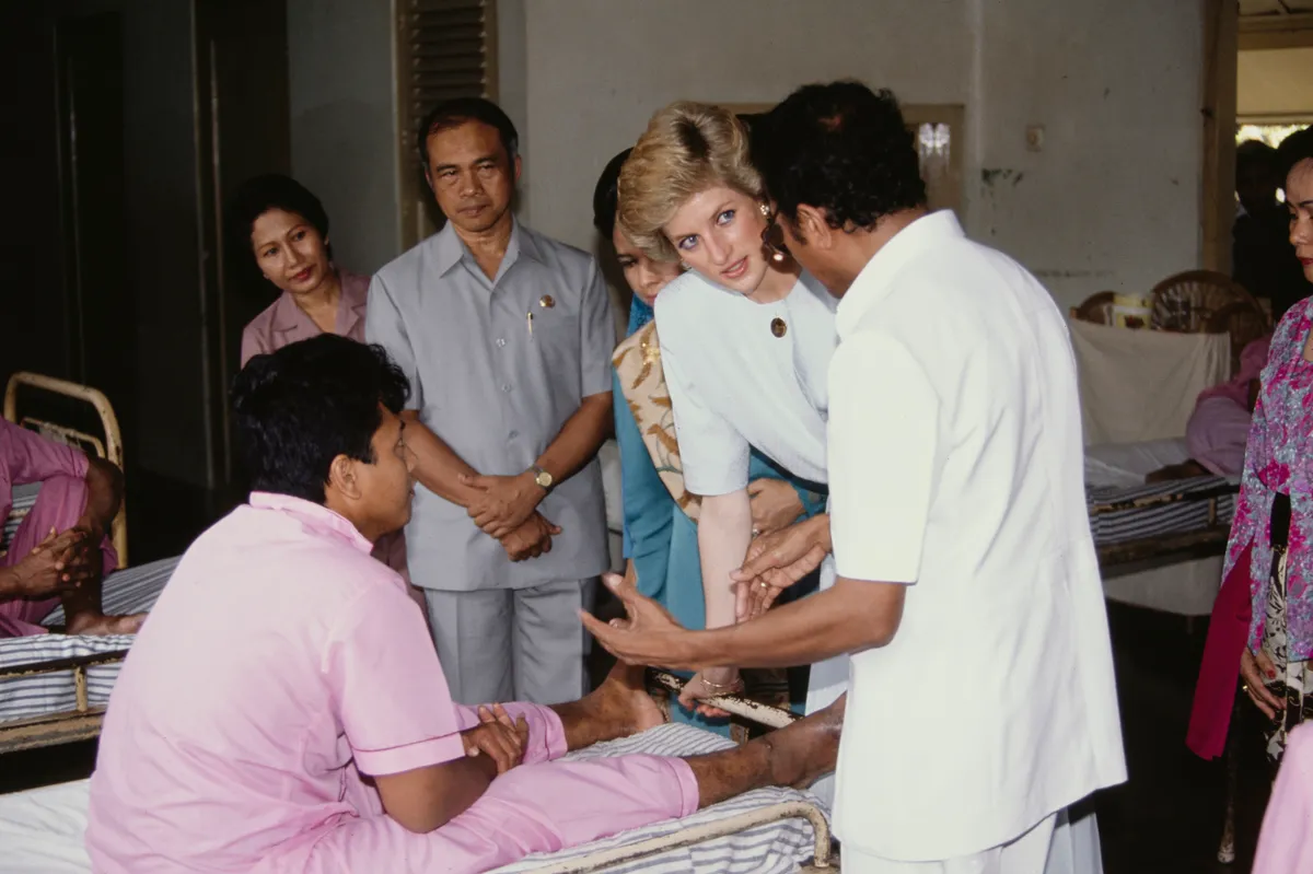 Diana hercegnő lepra körüli tévhitek ellen betegekkel beszélget