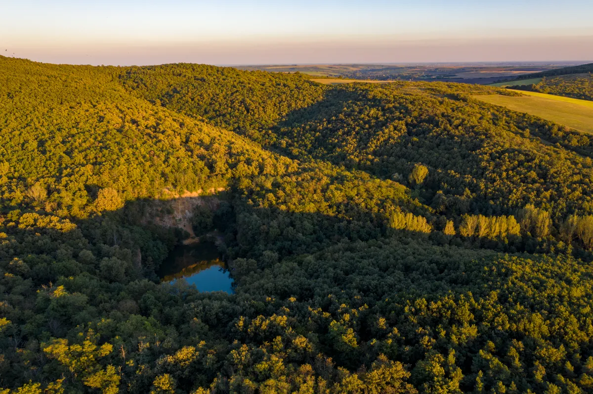 Az erdőkkel körülvett apci tengerszem, a Széleskő-bnyató madártávlatból.