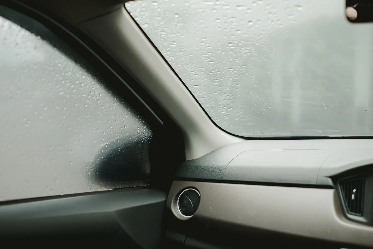 A szélvédő páramentesítése télen.