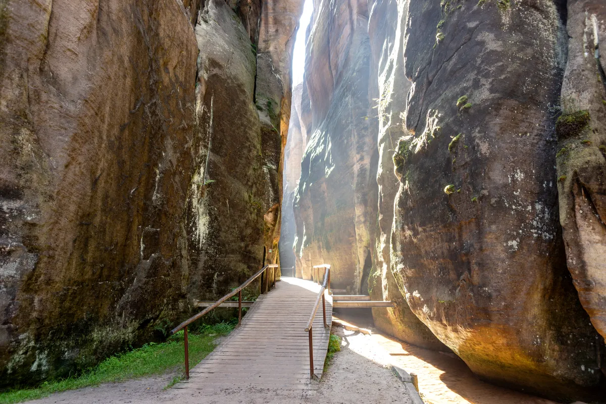 Fa híd az adršpachi sziklavárosban