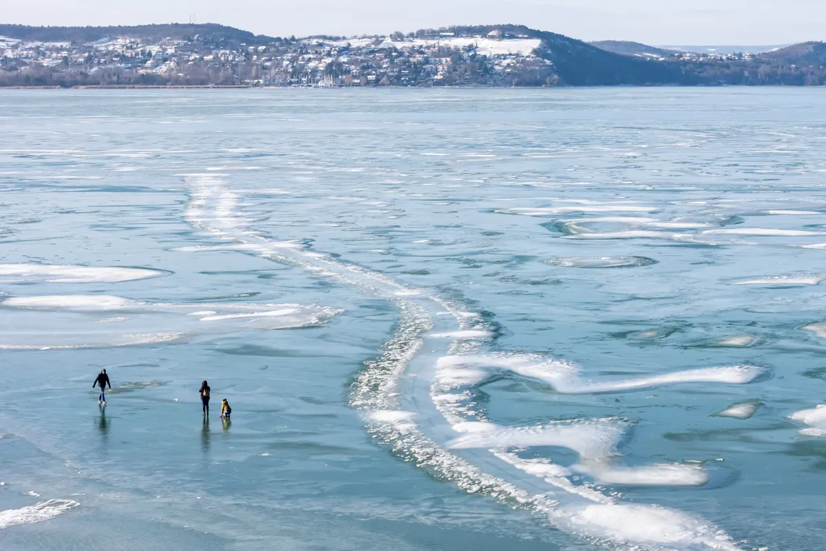 Emberek a befagyott Balatonon. 