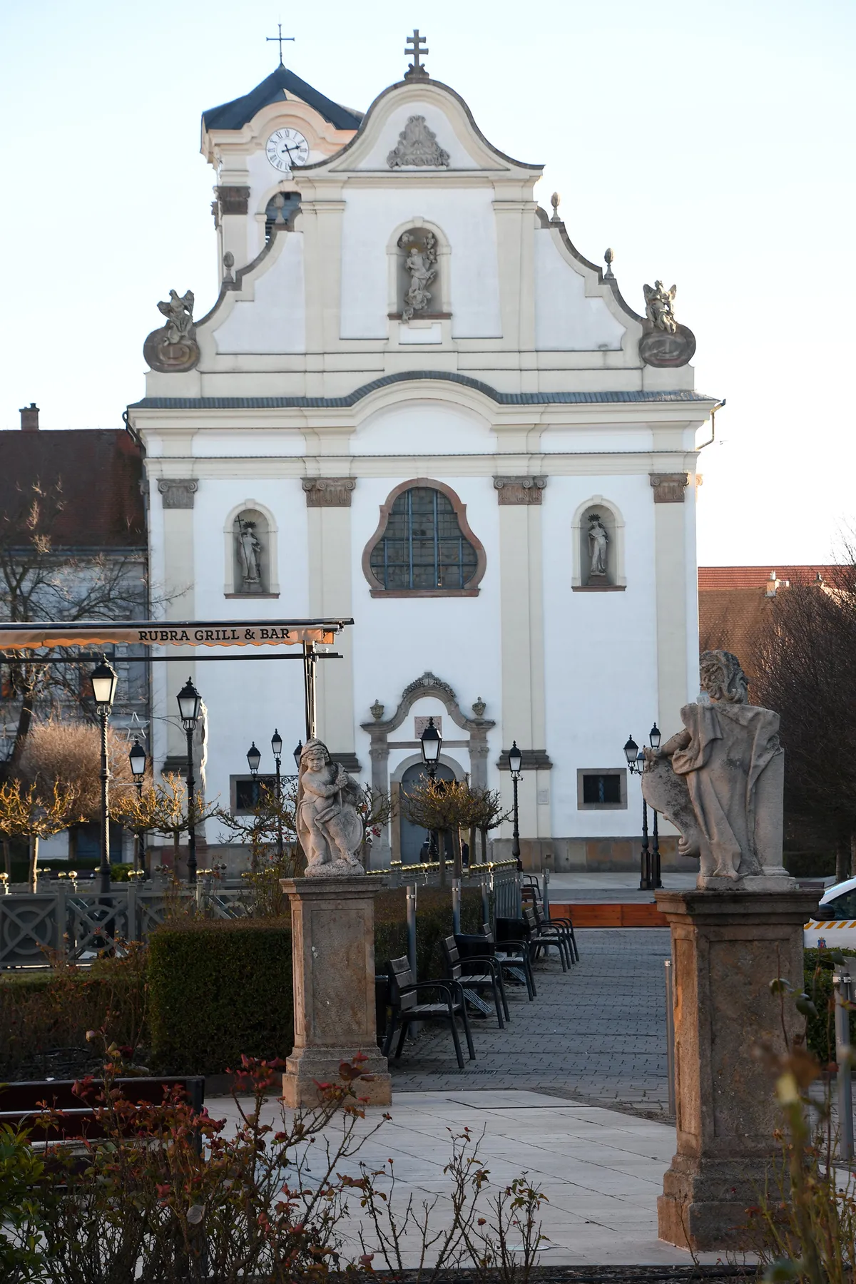 A váci Fehérek templomának fő homlokzata.