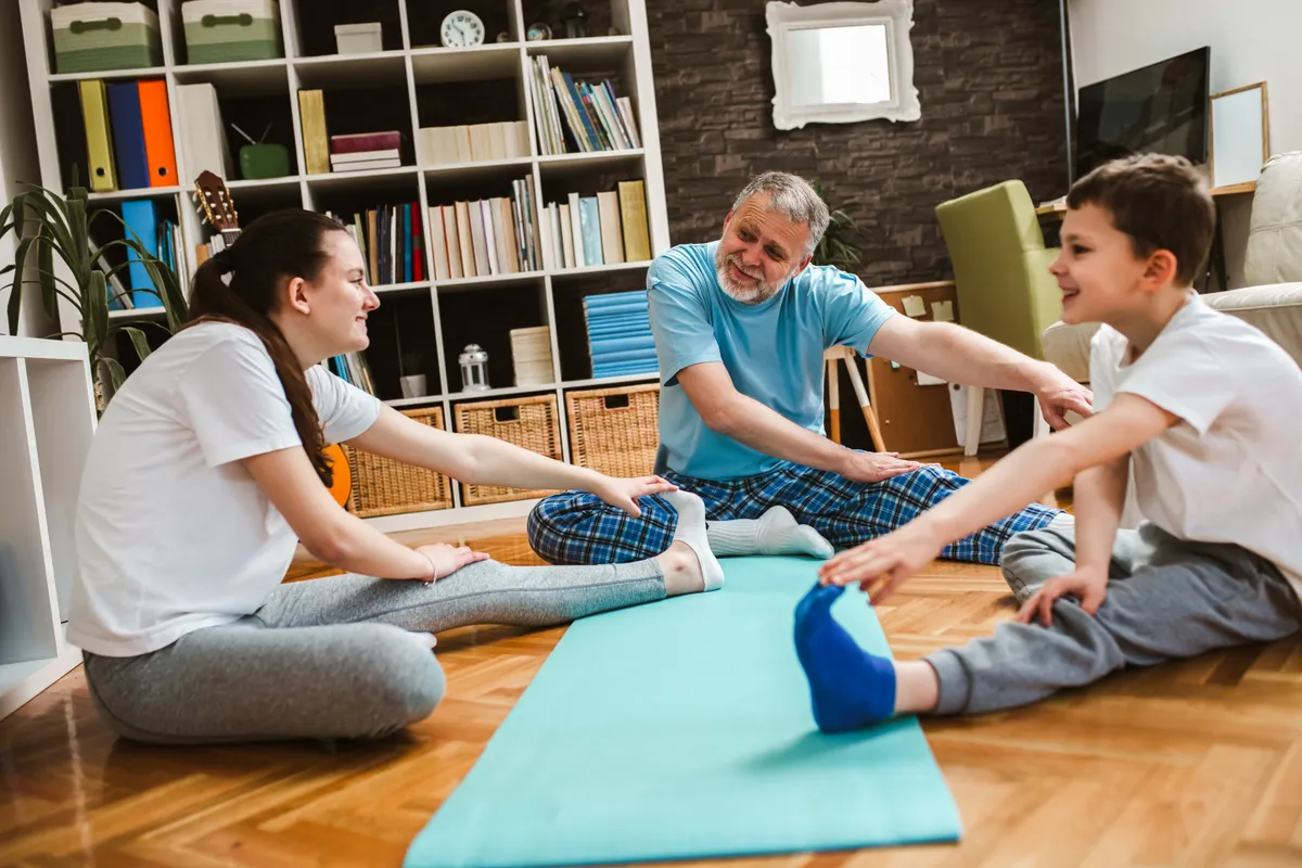 Padlón nyújtógyakorlatokat végző család, hogy könnyű legyen a fogyás karácsony után