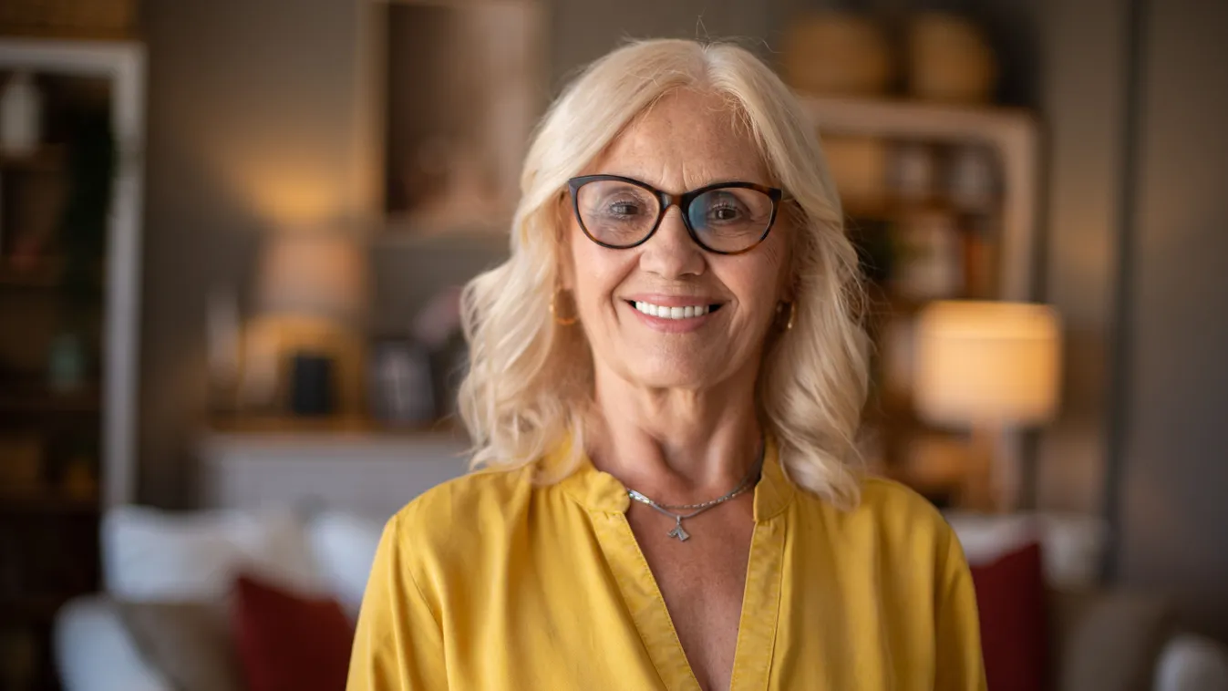 Szemüveges 50 feletti nő szépen beállított frizurával.