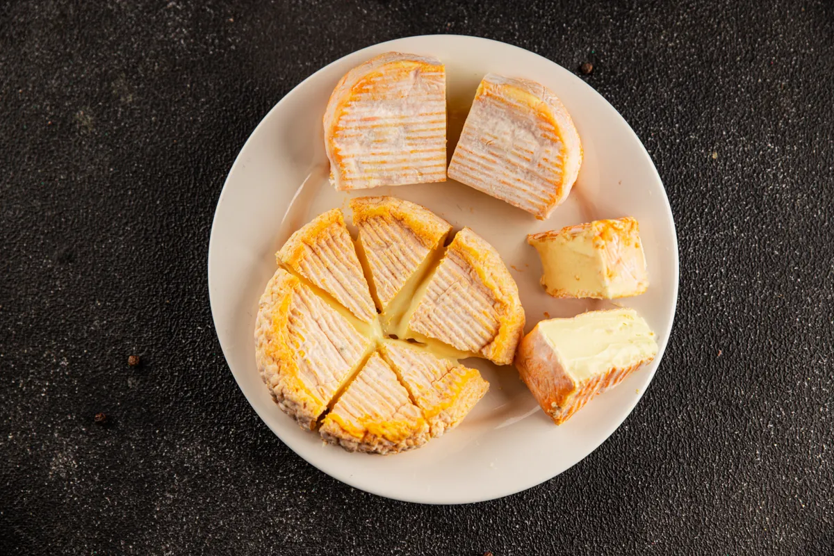 Brie sajt, ami nagy mennyiségben fogyasztva szívkárosító hatású.