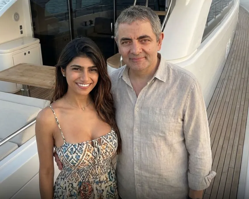 Közös fotón Mia Khalifa és Mr. Bean