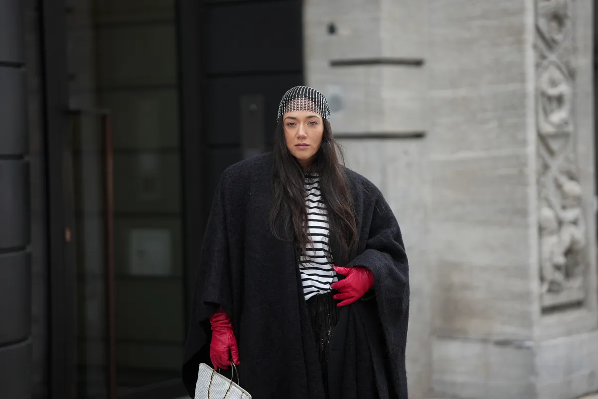 Stílusos téli szettet viselő nő az utcán.