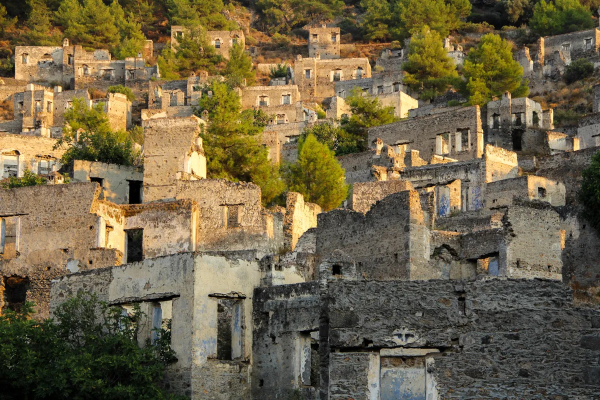 A törökországi Kayaköy szellemvárosának romos épületei.