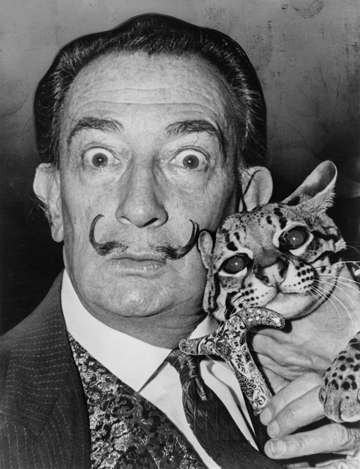 Salvador Dalí és a házi kedvencként tartott ocelotja.