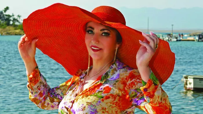 Szexi dekoltázst villantott Kiszel Tünde