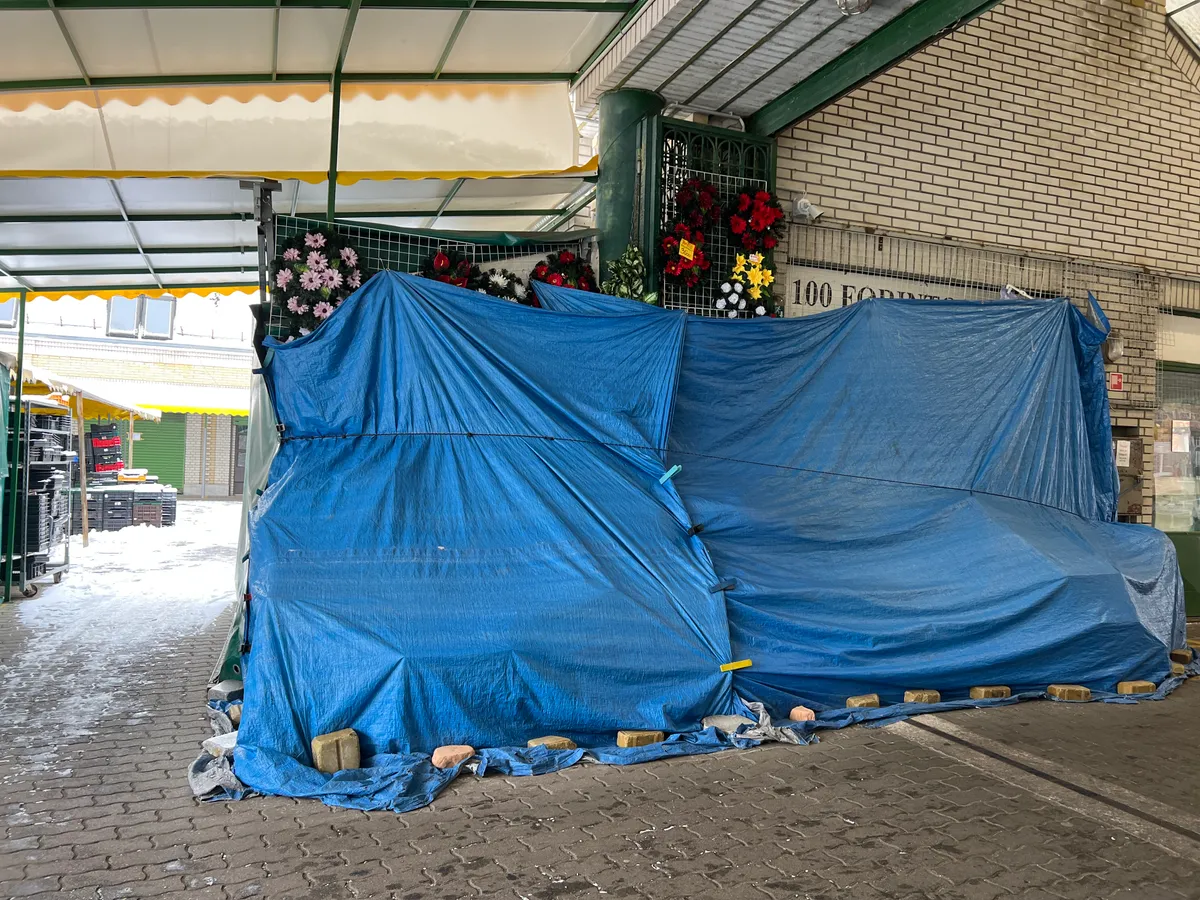 Zárva vannak Dudás Miki családjának üzletei. 