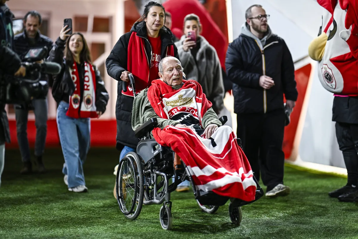 Az ALS-beteg Fazekas Lászlót díszvendégként közöntötték a Royal Antwerp győztes kupameccse előtt