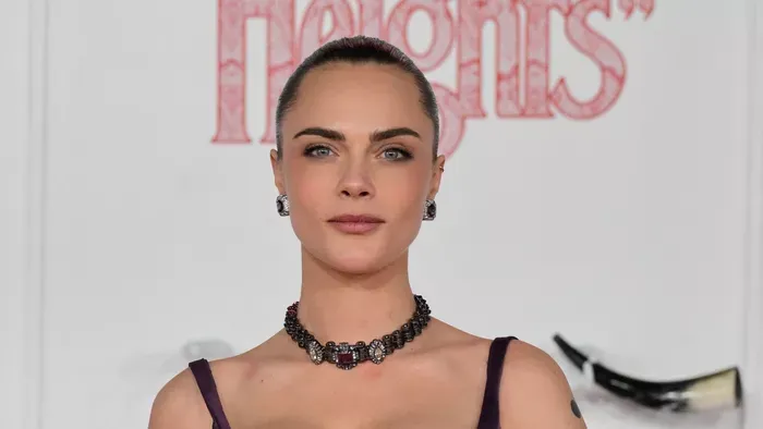 Cara Delevingne dögös fűzőben mutatta meg magát