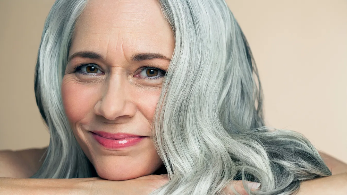 Gyönyörű bőrű, középkorú nő, aki jó trükköket alkalmaz a ráncok ellen.