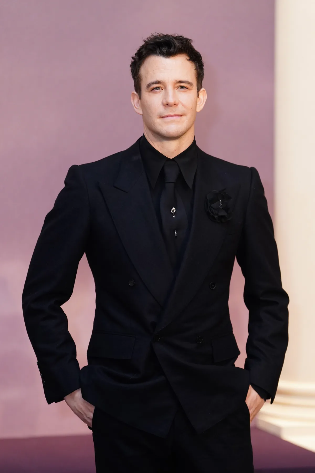 Luke Thompson, aki a Bridgerton család 4. évadának főszereplőjét, Benedict Bridgertont alakítja.