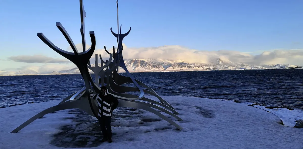 Jón Gunnar Árnason izlandi művész Napvándor (Sólfar) című szobra Reykjavíkban, amely 1990 óta látható a tengerparton.