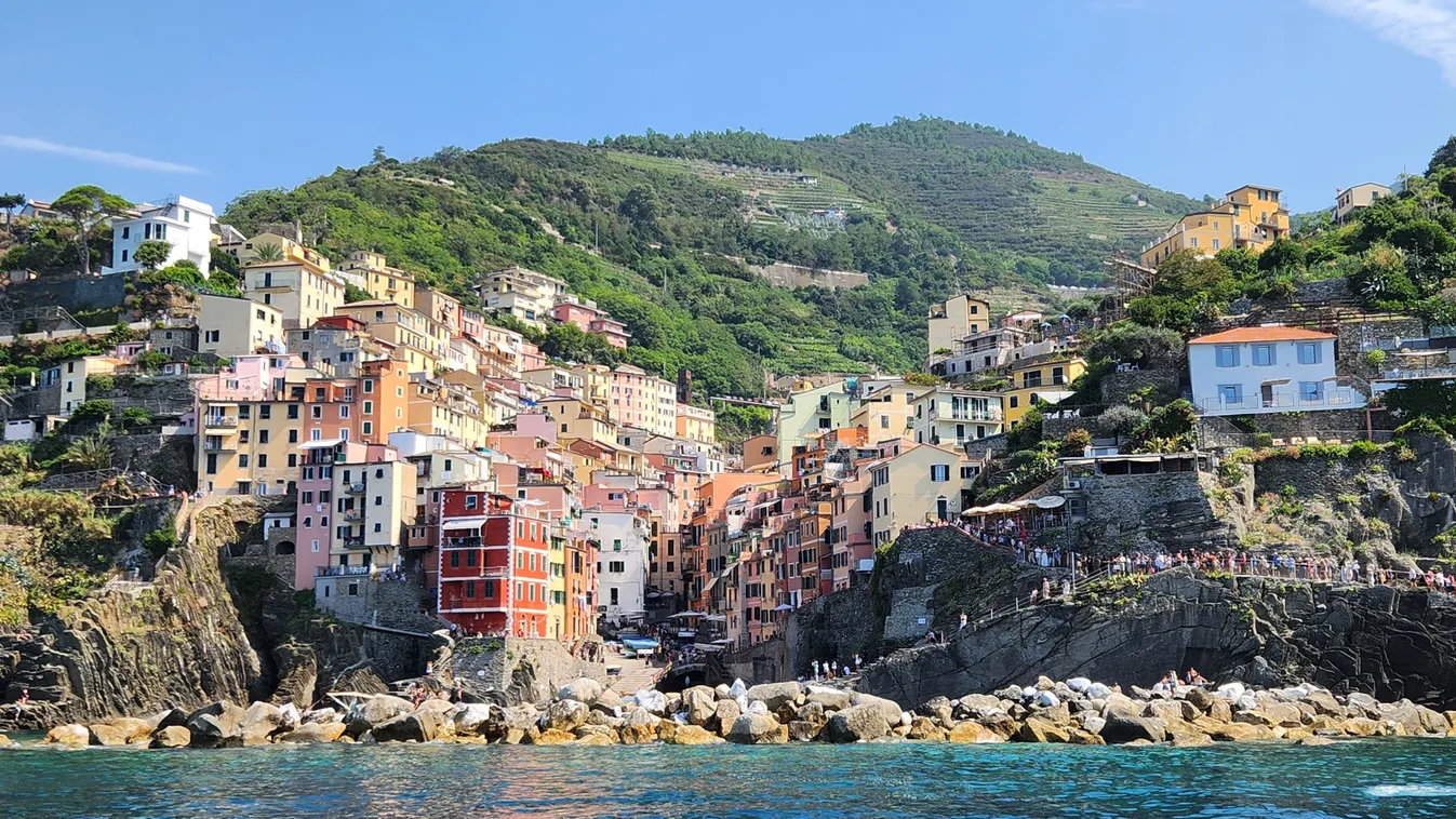Alinka és Péter egyik legnagyobb élménye a Cinque Terre volt, amelyet a tengerről csodáltak meg. 