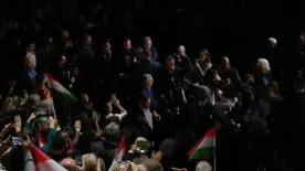 Brutális, ami Miskolcon történt: szabályosan szétszedte a tömeg a Orbán Viktort a Háborúellenes Gyűlésen