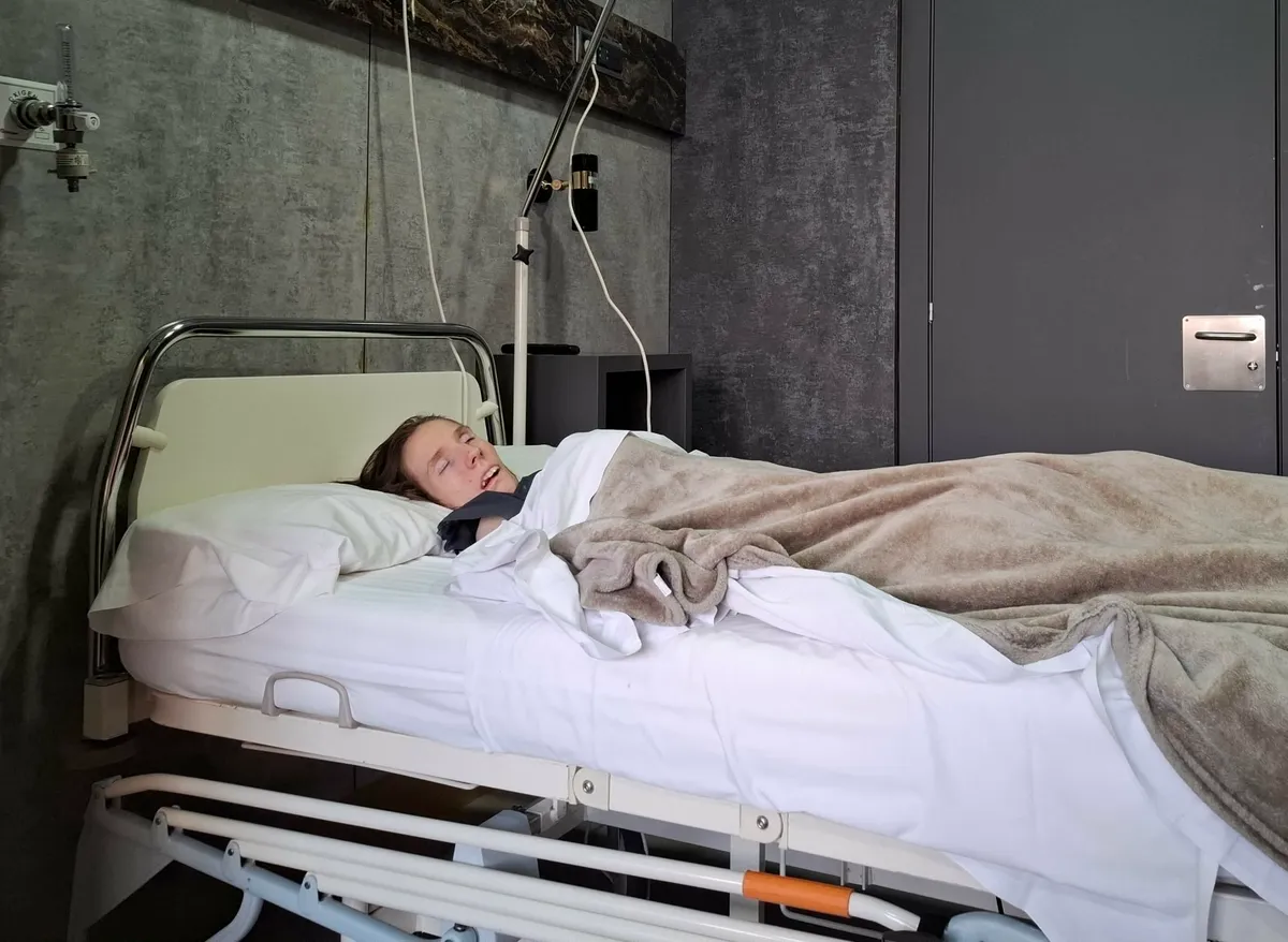 Túlesett a spanyolországi műtéten Tícia, aki 10 éves kora óta a saját testébe zárva éli az életét