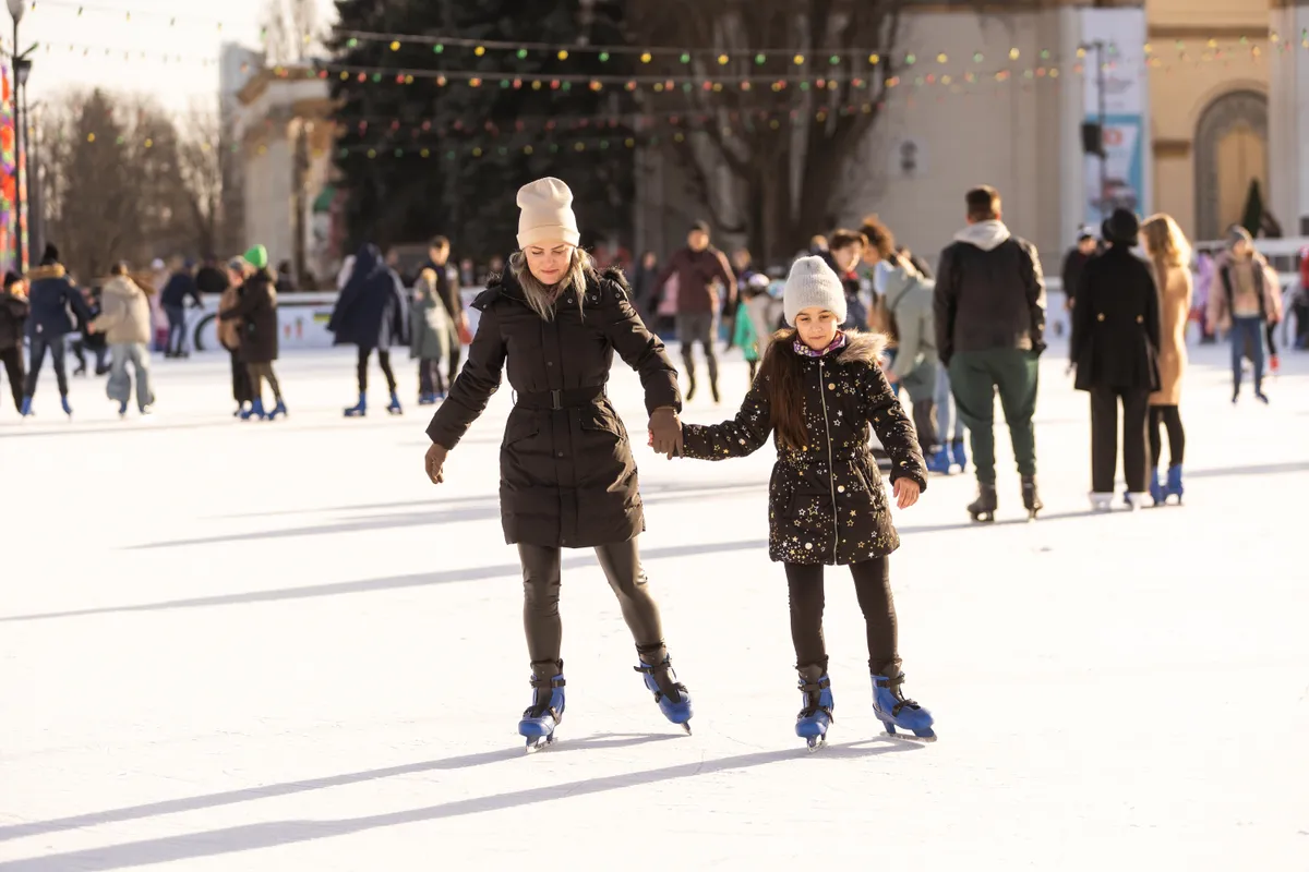 Magyarországon az egyik legjobb korcsolyapálya, ahol az édesanya kislányával gyakorol a jégen.