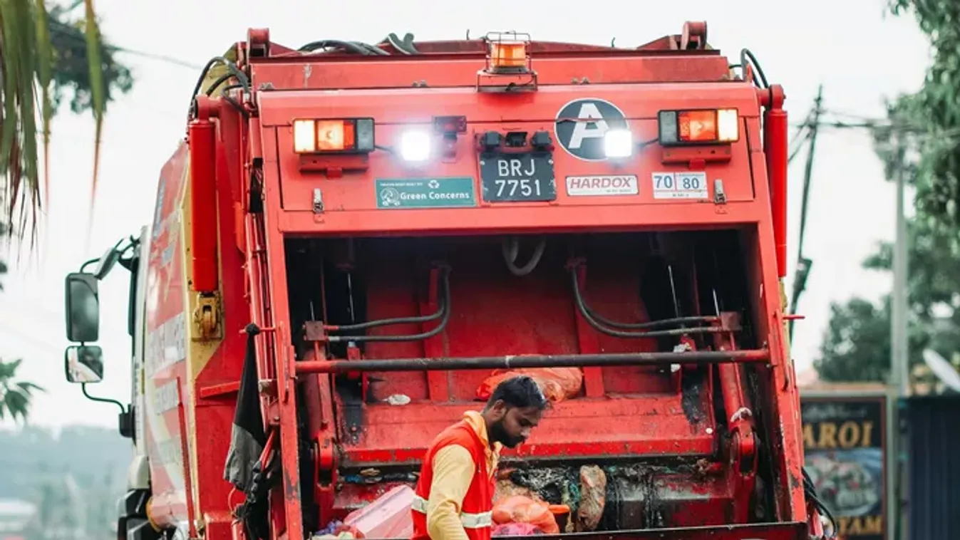 Folyamatosan dolgoznak a kukásautók az országban