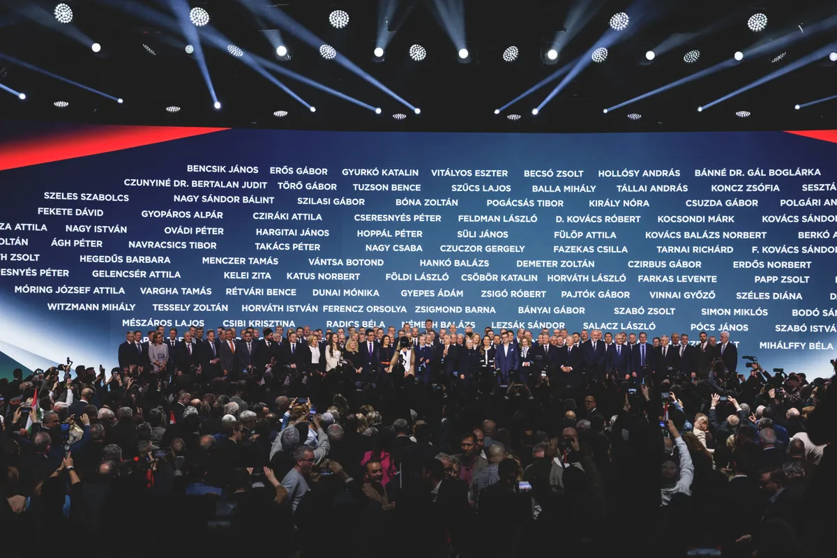 A nagy csapat: a párt 106 képviselőjelöltje Orbán Viktor társaságában a Fidesz-kongresszuson