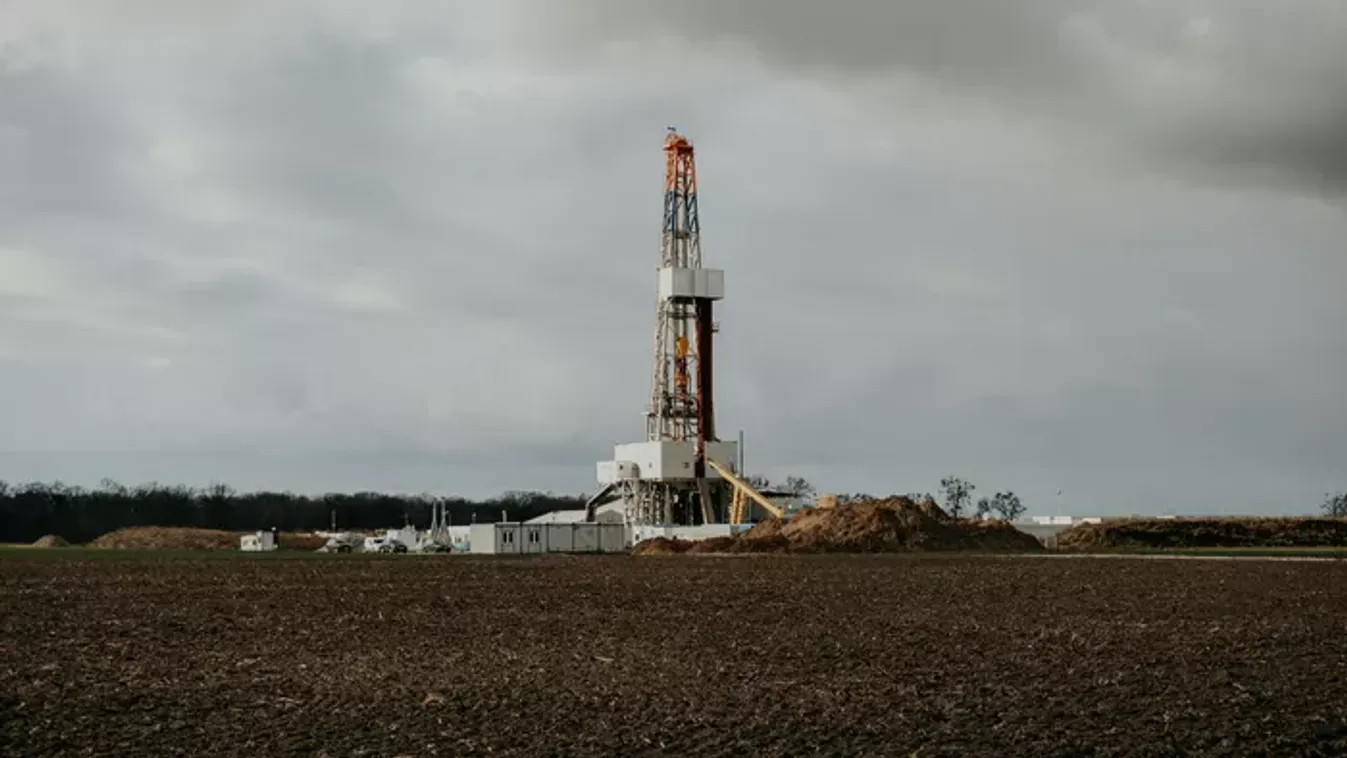 Felborult egy olajfúró, több ezer liter üzemanyag ömlött ki - Videó