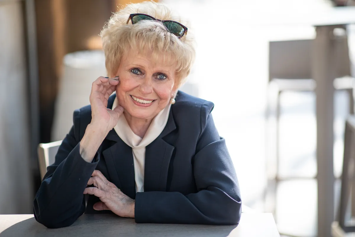 Esztergályos Cecília portré, töltsd ki a Família Kft. kvízünket a színésznő születésnapja alkalmából!