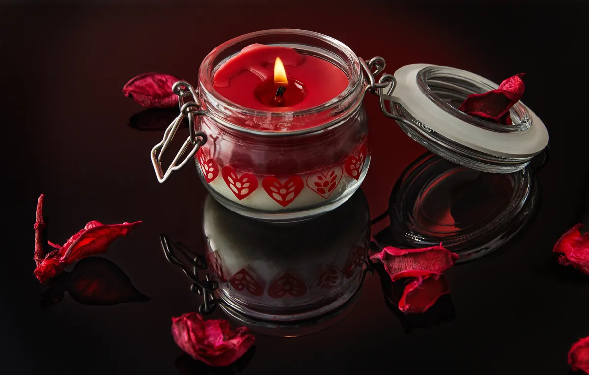 Szép Valentin-napi gyertya meggyújtva.