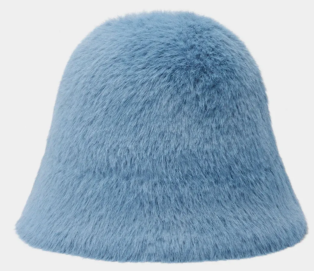 Téli kiegészítő: kék sapka. 