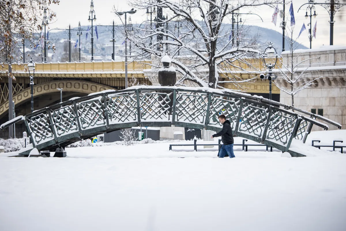 Nagy Imre szobra a hóborította Magyarország egyik látványossága.