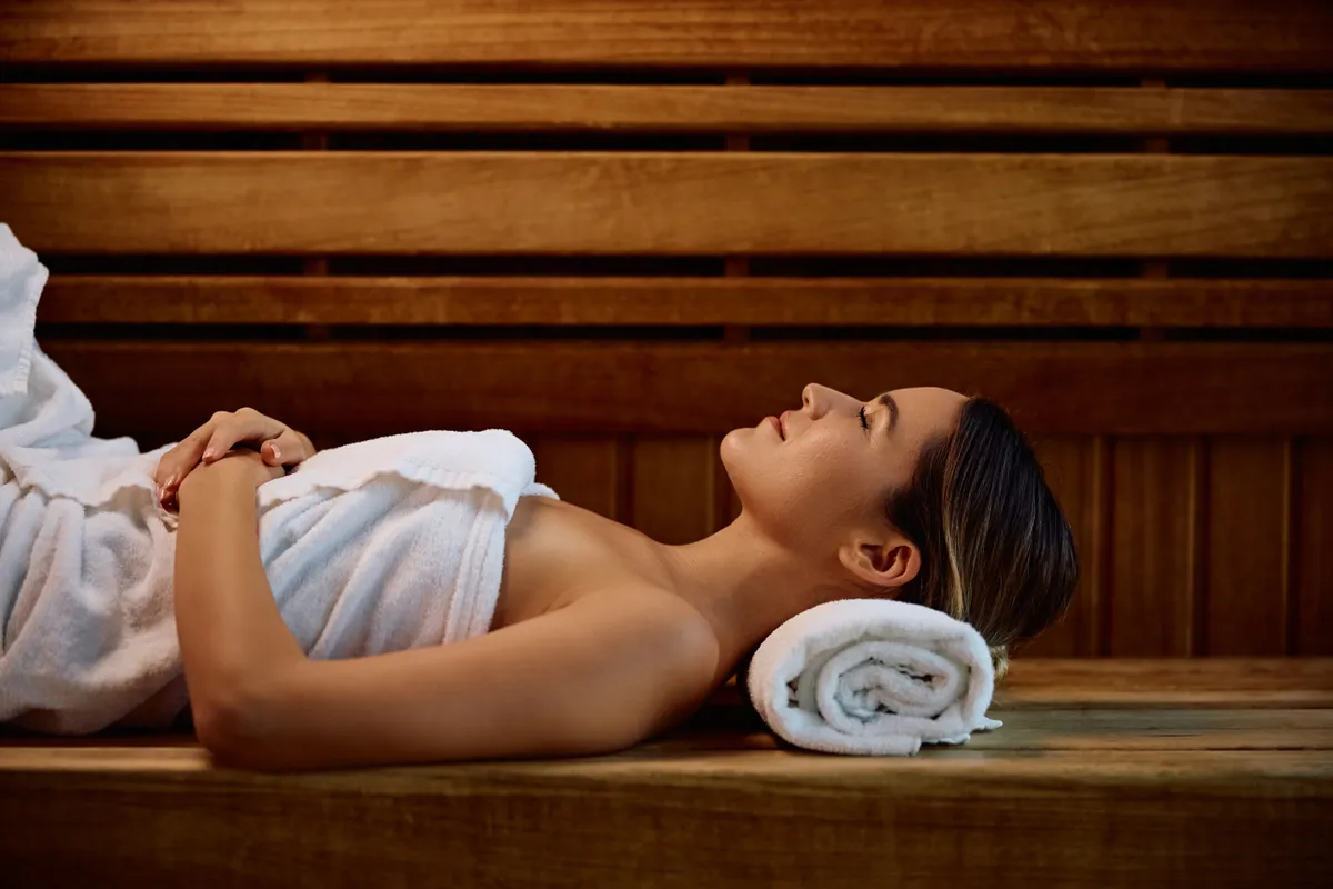 A szauna pozitív hatását élvező fiatal nő.