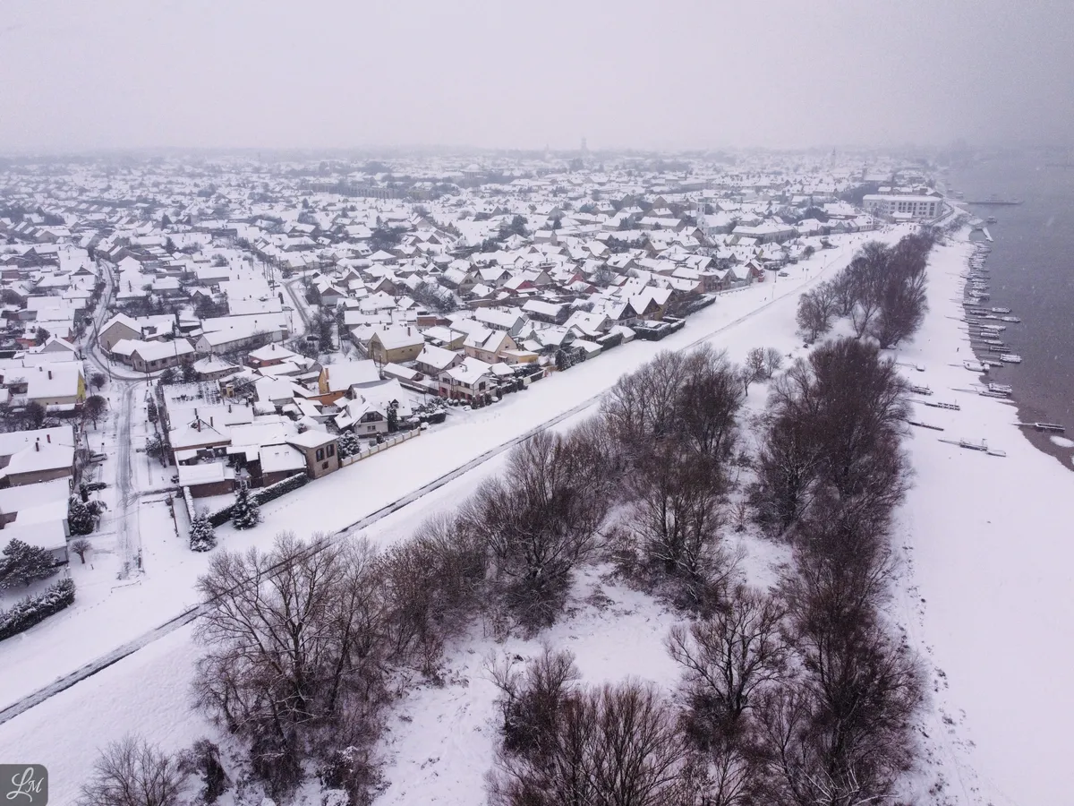 Hó borítja be a mohácsi tájat, a havazás miatt minden hófehér, a lehullott fák ágai törik csak meg a harmóniát, ahogy barnán kitűnnek a hótakaró alól.