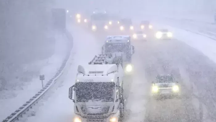 Európát lebénította a havazás, itthon folyamatos a takarítás